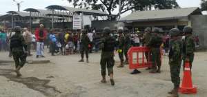 Militares controlan los exteriores del recinto penitenciario.