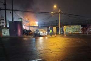 Un incendio se registr&oacute; la madrugada de este jueves en Carcel&eacute;n, norte de Quito.