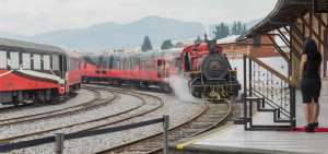 La locomotora N&deg; 17 lleg&oacute; alrededor de las 10:00 de estemartes 26 de junio a la estaci&oacute;n de Chimbacalle, llevando a bordo al &uacute;ltimo hielero del Chimborazo, Baltazar Ushca, a la vicepresidenta de la Rep&uacute;blica, Mar&iacute;a Alejandra Vicu&ntilde;a, y trabajadores de la Empresa de Ferrocarriles del Ecuador.