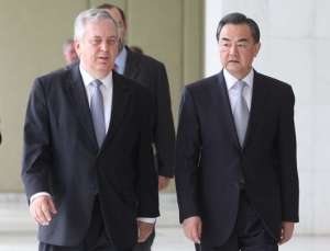 El canciller chino Wang Yi se reuni&oacute; con su par en Brasil, Luiz Alberto Figueiredo. Foto: EFE