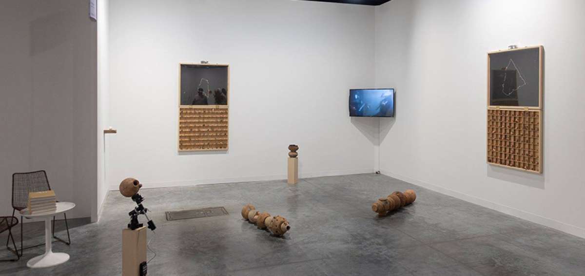 En su instalaci&oacute;n presenta dibujos hechos con el reflejo de la luz de Venus, esculturas con el material del planeta y una performance.