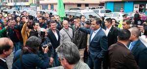 El presidente Correa fue recibido ayer por simpatizantes a su arribo al sur de Quito.