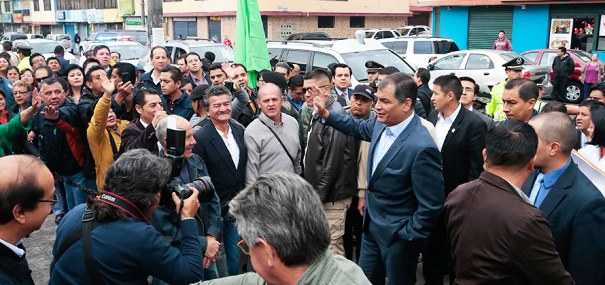 El presidente Correa fue recibido ayer por simpatizantes a su arribo al sur de Quito.