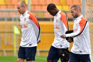Arjen Robben (i.) fue el &uacute;ltimo en entrar al campo de juego para el entrenamiento de hoy. Foto: AFP