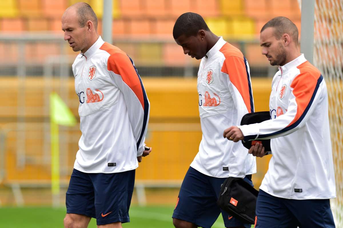 Arjen Robben (i.) fue el &uacute;ltimo en entrar al campo de juego para el entrenamiento de hoy. Foto: AFP