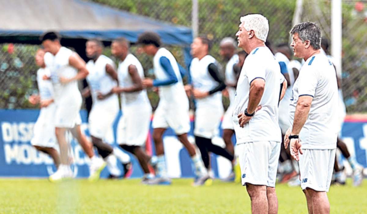 Omar De Felippe (con las manos en la cintura) y su asistente y hermano Walter observan el entrenamiento desde la mitad de la cancha de Los Samanes. Foto: William Orellana / El Tel&eacute;grafo