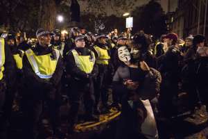 Los manifestantes anticapitalistas, con m&aacute;scaras de Guy Fawkes, salieron a las calles, pero fueron reprimidos por la Polic&iacute;a londinense. Foto: AFP