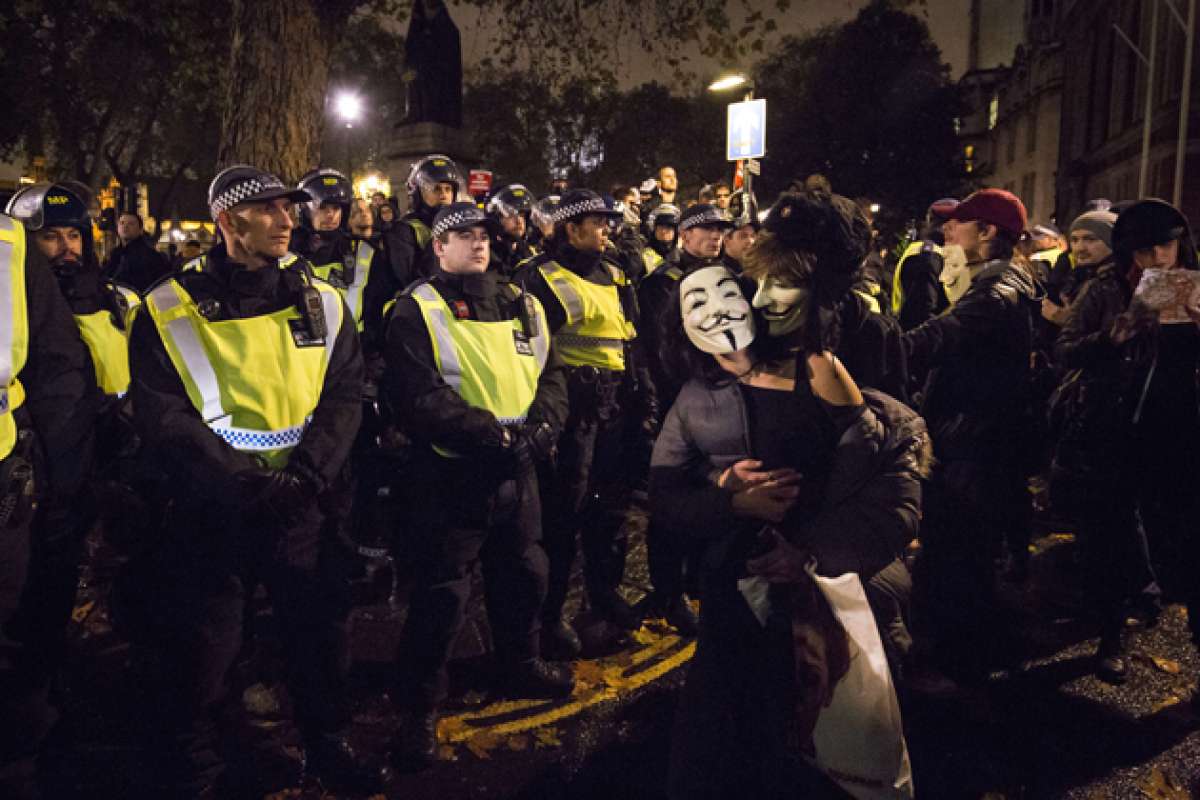 Los manifestantes anticapitalistas, con m&aacute;scaras de Guy Fawkes, salieron a las calles, pero fueron reprimidos por la Polic&iacute;a londinense. Foto: AFP