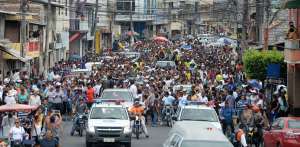 El f&eacute;retro de la cantante recorri&oacute; las calles de Dur&aacute;n. Foto: Jos&eacute; Mor&aacute;n / El Tel&eacute;grafo