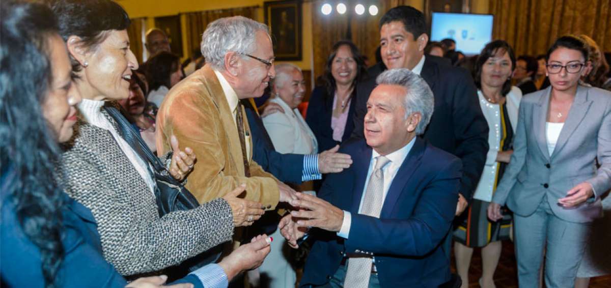 El presidente Len&iacute;n Moreno (centro) salud&oacute; a exservidores p&uacute;blicos que esperan el pago de sus compensaciones.