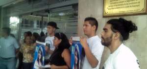 En los bajos de las oficinas de la Fiscal&iacute;a, en La Merced, en el centro de Guayaquil, se manifestaron los familiares de la fallecida reina de Dur&aacute;n.