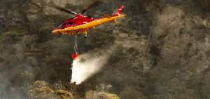 Mediante el sistema Bambi Bucket, los organismos de socorro buscan sofocar y extinguir las llamas que afectan la reserva de Pululahua.