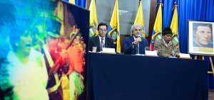 Durante una rueda de Prensa, el ministro de Cultura, Ra&uacute;l P&eacute;rez Torres (centro), ponder&oacute; la vida social del ind&iacute;gena durante el gobierno de Garc&iacute;a Moreno.