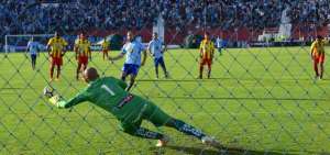 El portero Fernando Fern&aacute;ndez ataja el remate del goleador Juan T&eacute;vez al minuto 53'. 