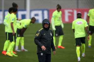 Luiz Felipe Scolari (c.) se cubri&oacute; de la lluvia que cay&oacute; sobre Teres&oacute;polis. Foto: EFE