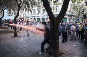 Los protestantes usaron varios implementos explosivos para atacar a los polic&iacute;as en Quito. Foto: Daniel Molineros/El Tel&eacute;grafo 