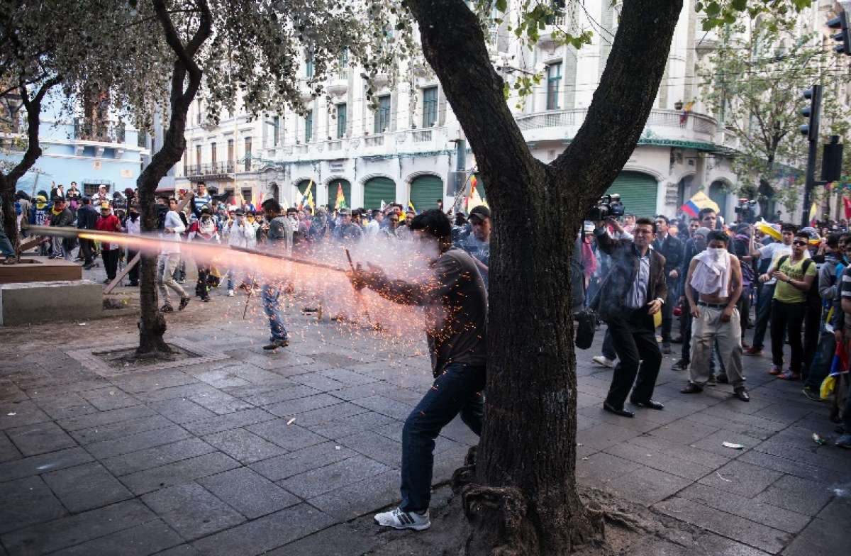 Los protestantes usaron varios implementos explosivos para atacar a los polic&iacute;as en Quito. Foto: Daniel Molineros/El Tel&eacute;grafo 