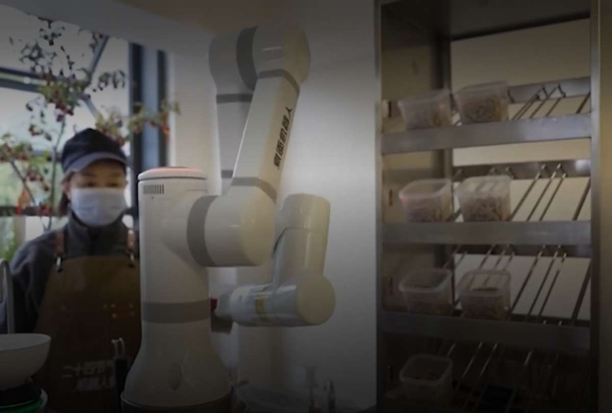 &iexcl;Impresionante video!: as&iacute; funciona la cocina con robots en China