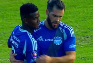 Emelec ganó en Cuenca, a pesar de quedarse con nueve jugadores