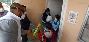 2.000 familias de Huarcay y San Antonio de Quito reciben kits de alimentos