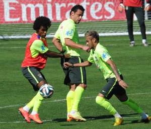 Fred (c.) ha sido criticado por su poco aporte a la selecci&oacute;n brasile&ntilde;a durante el Mundial. Foto: AFP