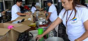 En los exteriores del sal&oacute;n Jos&eacute; Lequerica, decenas de voluntarios organizan los donativos para los damnificados del terremoto. 