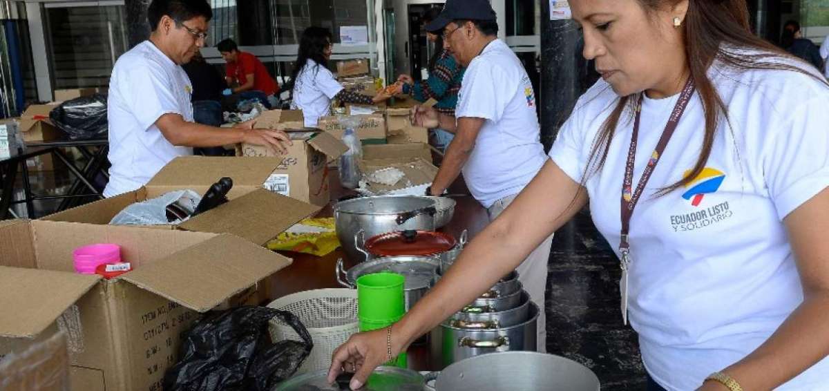 En los exteriores del sal&oacute;n Jos&eacute; Lequerica, decenas de voluntarios organizan los donativos para los damnificados del terremoto. 