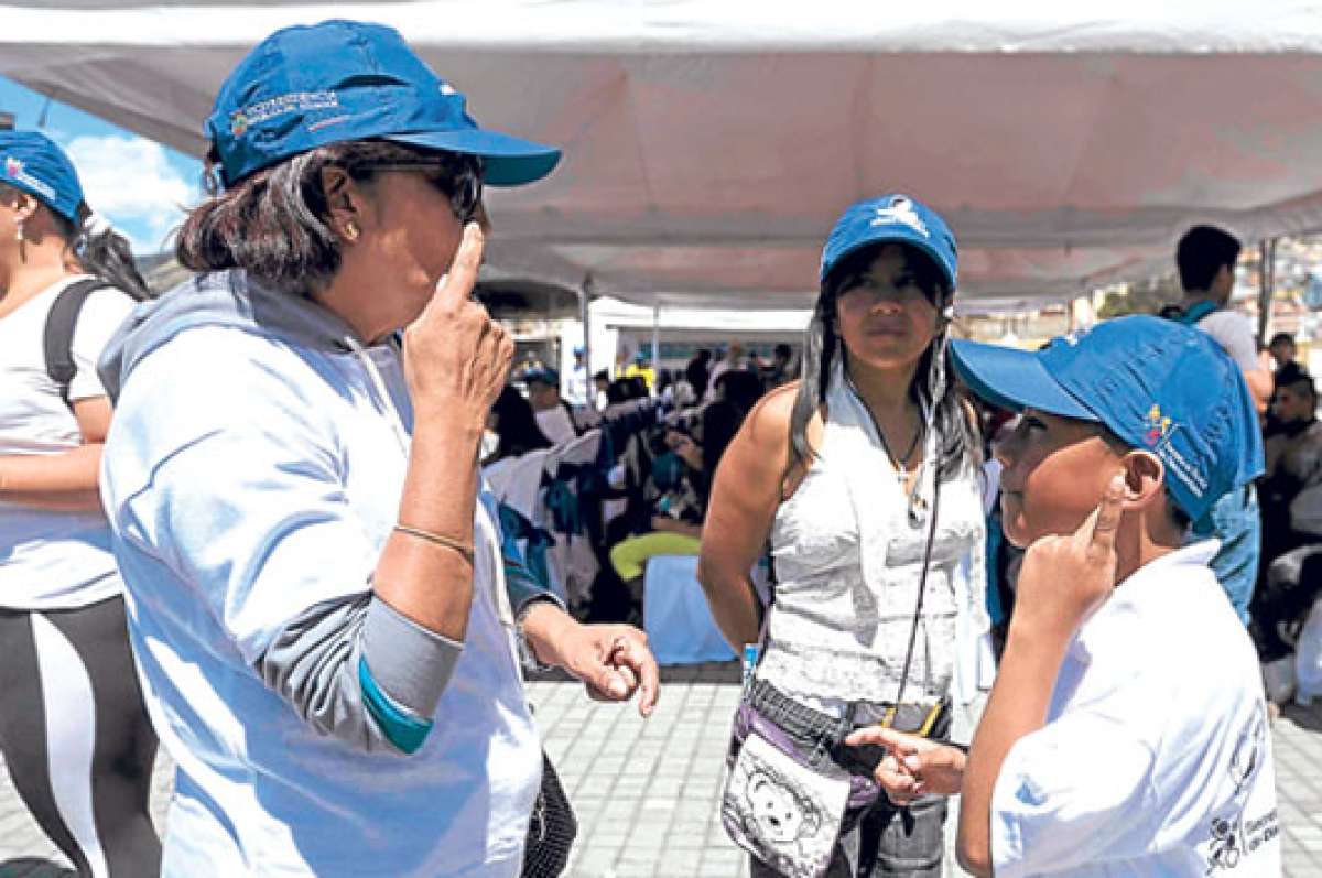 En los exteriores del Teatro M&eacute;xico, en Quito, se realiz&oacute; la feria de convivencia por el D&iacute;a Internacional de las Personas Sordas. Foto: Andr&eacute;s Darquea.