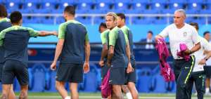 El entrenador de Brasil, Tit&eacute; (d), reparte chalecos durante una pr&aacute;ctica, ante la presencia de Neymar (c), en Rostov Arena, sede del encuentro.