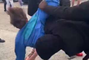 Videos captaron el momento en que cinco jóvenes agreden físicamente a un estudiante y lo dejan inconsciente.
