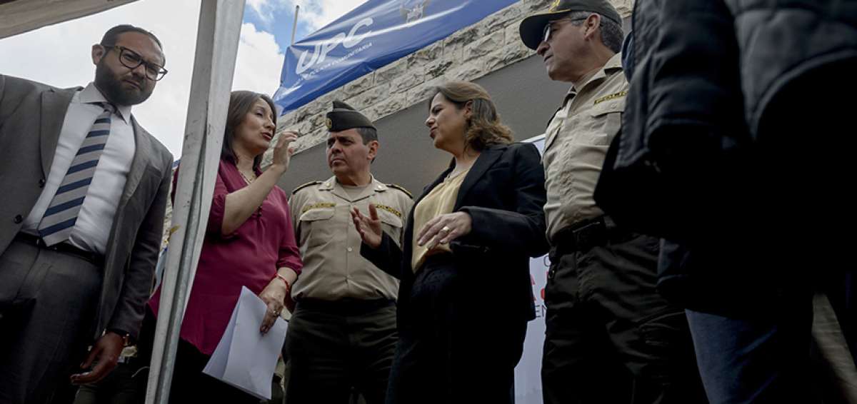 Antes de un recorrido por la unidad policial, la Ministra de Gobierno dialog&oacute; con representantes del barrio para conocer sus necesidades en seguridad.