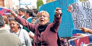 Gloria Baquero gritaba ayer frente al Municipio, exigiendo atenci&oacute;n a los centros comerciales del ahorro. Foto: Miguel Jim&eacute;nez/ El Tel&eacute;grafo
