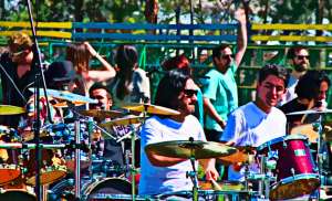 M&uacute;sicos de distintas edades se reunieron en una cancha de f&uacute;tbol para grabar &lsquo;We are south american rockers&rsquo;, de Los Prisioneros. Foto: Internet