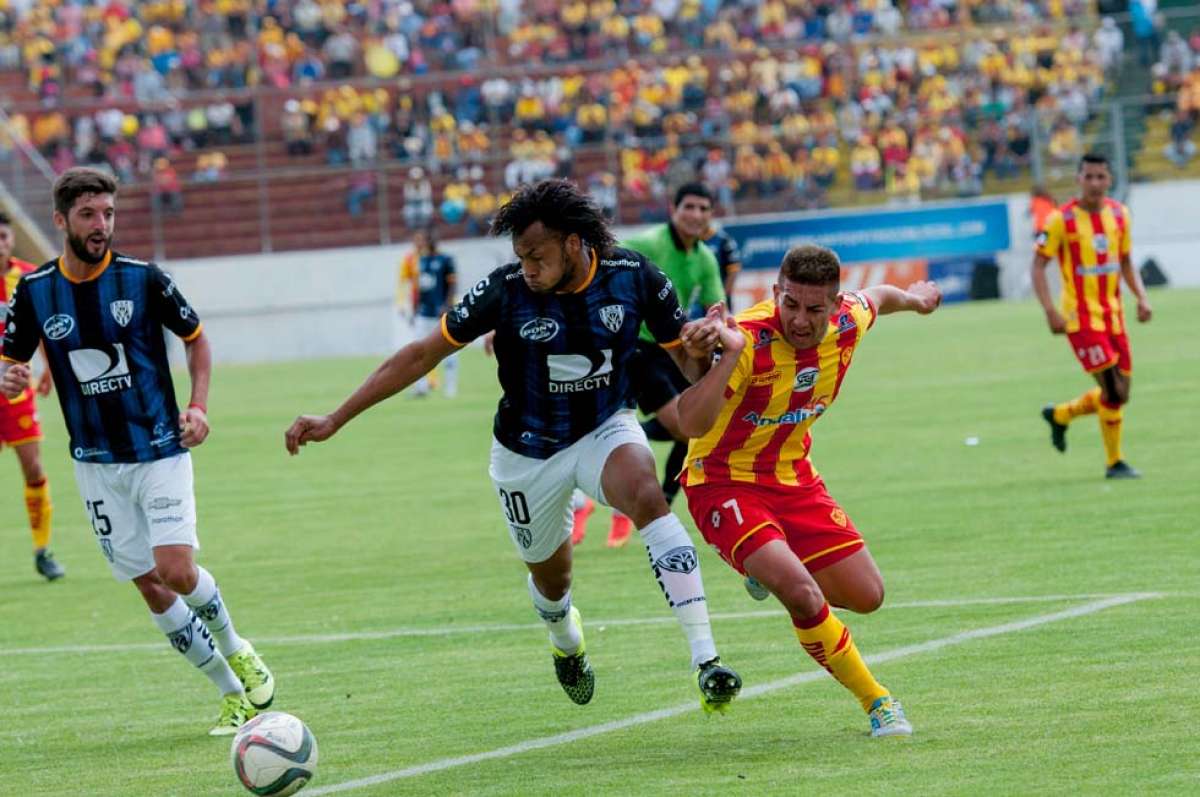 Arturo Mina (30), central del Independiente, evita que Juan Carlos Villacr&eacute;s (7), de Aucas, ingrese al &aacute;rea. Foto: Fernando Sandoval / El Tel&eacute;grafo