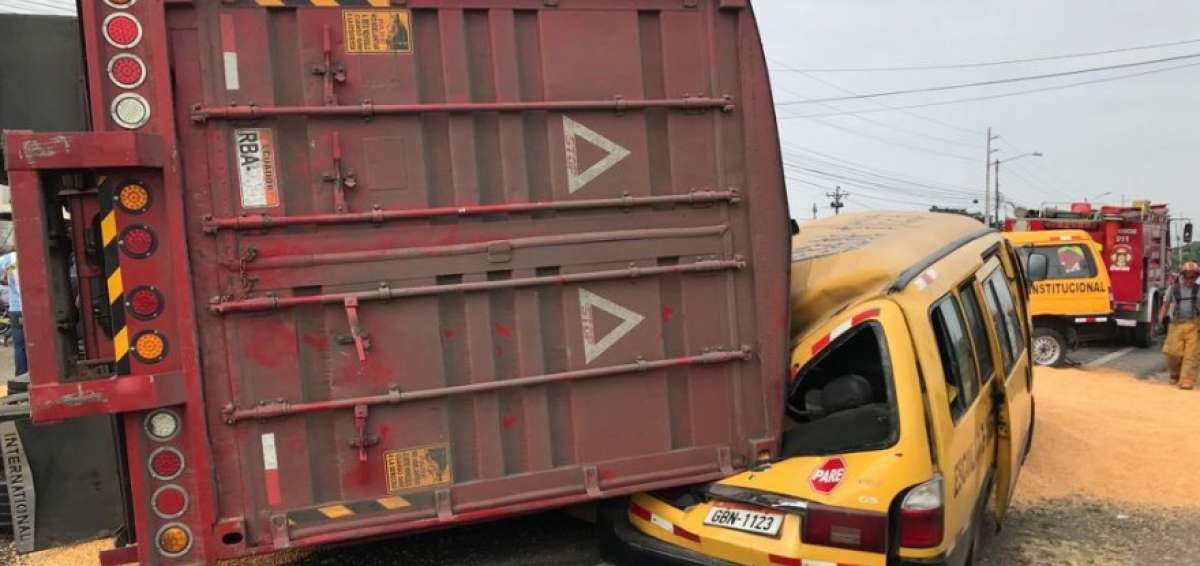 Accidente de tr&aacute;nsito en la v&iacute;a Dur&aacute;n-Tambo deja 3 heridos