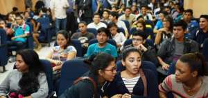 Cerca de un centenar de estudiantes escuch&oacute; el planteamiento de la dirigencia universitaria.