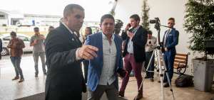 El presidente de Delf&iacute;n SC, Jos&eacute; Delgado (d), represent&oacute; a su equipo. 