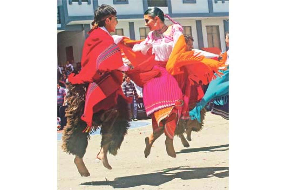El grupo Wayrapamushcas es conocido en el pa&iacute;s, sus integrantes forman parte de esta unidad de cultura e investigaci&oacute;n de la Universidad. Foto: Cortes&iacute;a.
