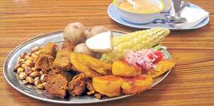 Una vez condimentada, la fritada es cocinada en una paila de bronce, donde adquiere un sabor &uacute;nico. Foto: Regional Norte