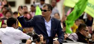 Simpatizantes y prensa asistieron al aeropuerto Mariscal Sucre para escuchar el &uacute;ltimo mensaje de Correa.