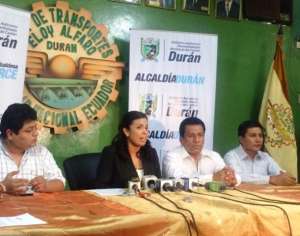 La alcaldesa de Dur&aacute;n, Alexandra Arce (c), anunci&oacute; la noticia en rueda de prensa. Foto: tomada de @Alexandra_Arce