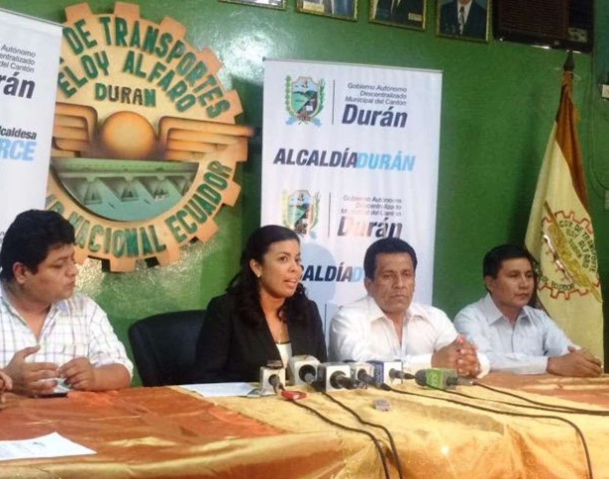 La alcaldesa de Dur&aacute;n, Alexandra Arce (c), anunci&oacute; la noticia en rueda de prensa. Foto: tomada de @Alexandra_Arce