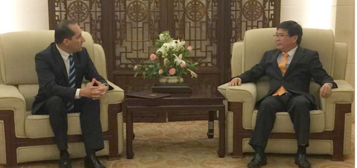 Reuni&oacute;n del embajador Carlos Larrea con el director general chino para Am&eacute;rica Latina y el Caribe, Zhao Ben Tang.