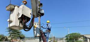 Los t&eacute;cnicos de la Empresa El&eacute;ctrica procedieron al reemplazo de los cables y acometidas que llegaban hasta la red ubicada en la av. Casuarina.