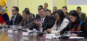 Bajo la direcci&oacute;n del ministro del Interior, C&eacute;sar Navas (centro), el Consejo de Seguridad se reuni&oacute; en el ECU-911.