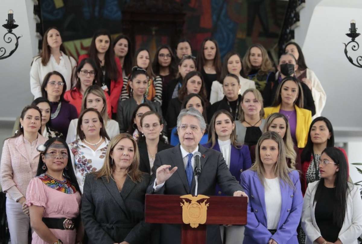 El Primer Mandatario se reunió con todas las mujeres que forman parte de su Gobierno.