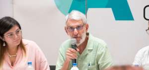 El lanzamiento se realiza en el marco de Libre Libro, que se inaugur&oacute; ayer con la charla magistral de Michael Handelsman (centro) sobre Silva. 