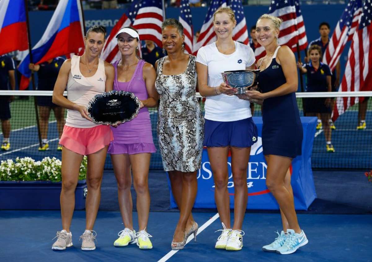 Las campeonas Ekaterina Makarova y Elena Vesnina (d) posan con la copa y sus rivales Flavia Pennetta y Martina Hingis. Foto: AFP