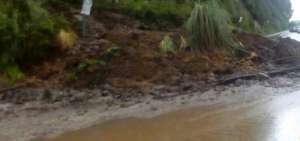 Deslizamiento obstaculiza tr&aacute;nsito en la avenida Sim&oacute;n Bol&iacute;var