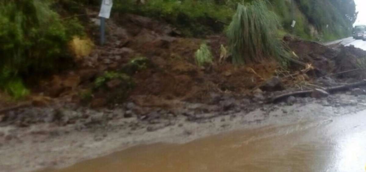 Deslizamiento obstaculiza tr&aacute;nsito en la avenida Sim&oacute;n Bol&iacute;var